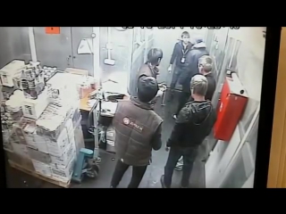 video охранники в магазине наказывают непонятливых воров магазин дикси sex