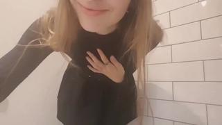video школьница молодые показала в школе кискуголая секс ласкает себяпоказав всё мастурбация мастурбирует киску sex