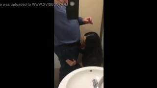 video нагло трахает дочь друга в рот пока отца нет дома выебал в ротик шлюху sex