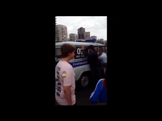 video в новосибирске полиция пытается скрутить школьниц sex