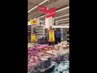 video трансгендер показал грудь охраннику в ашане и устроил скандал трансгендер и охранник это ростов на дону sex