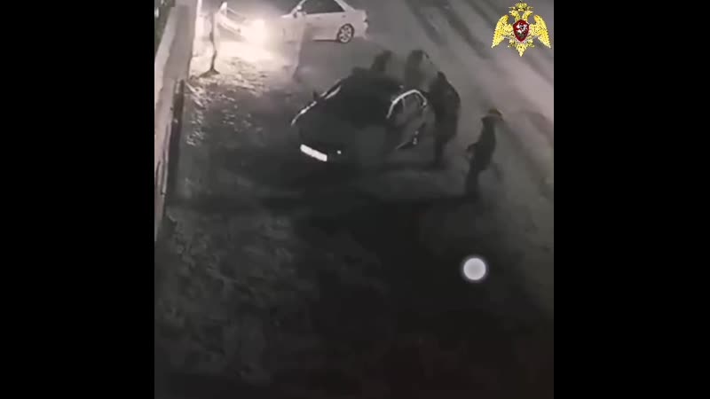 video камера видео наблюдения зафиксировала момент как пятеро молодых людей перевернули автомобиль полиции 30 ноября в sex