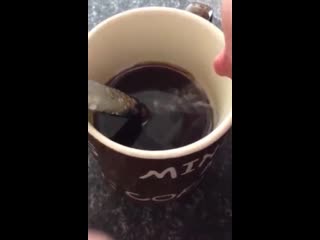 video кофе с грудным молоком женщина нацедила со своей сиськи себе молочка в чашку с кофе sex
