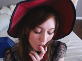video natalia grey сочная похотливая ведьмочка с огромными сиськами удовлетворяет свою киску резиновым членом sex