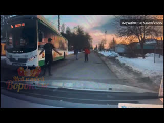 video жёсткая драка между водителем и пассажиром автобуса 5а в воронеже sex