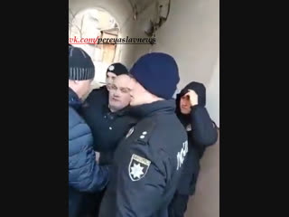 video сотрудники сбу и мвд накинулись на украинца который назвал олигарха порошенко вором и коррупционером когда тот sex