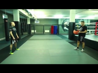 video работа с кувалдой и грифом упражнения с мячом и гирей тренироа бойцов сфп от руслана акумова sex