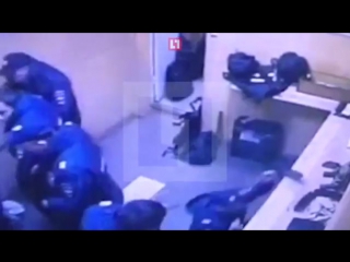 video молодые бойца росгвардии в отделе полиции попало на камеры видеонаблюдения sex