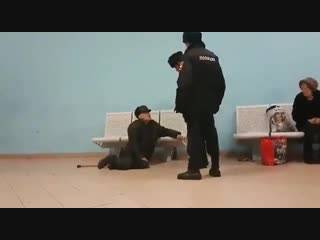 video российская полиция упорно продолжает борьбу с главными врагами государства пенсионерами sex