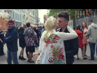 video девушки целуют незнакомых парней реакция парней sex