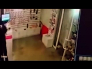 video попытка ограбления секс шопа закончилась избиением фаллоимитатором sex
