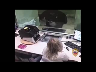 video в москве грабитель банка не смог уговорить кассиршу отдать деньги и убежал без них sex