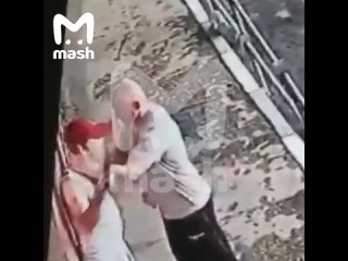 video в малахое мужчина избил дедушку который хотел отдать ему найденный кошелёк sex