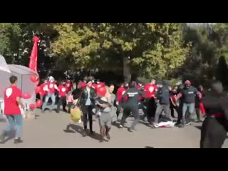 video когда петушиное шобло молодые решили разогнять в одессе активистов шария но чет пошло не так и получили люлей sex