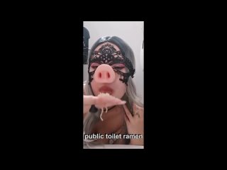 video секси девушка ест прямо из унитаза обществ туалета извращенка юмор прикол пранк пошлое секси клип видео video clip sex