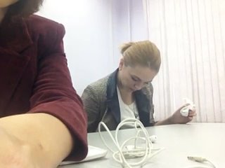 video студенка блондиночка трет фасолинку прямо в универе а знойная подружка помогает ей секси секс ебля член пизда пися sex