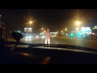 video голый борис моисеев в липецке напал на проезжающий автомобиль sex