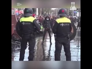 video провокация полицейских на протестах в нидерландах sex