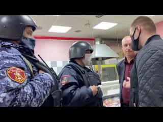 video сотрудники крутят и задерживают покупателя вынудили сотрудников закрыть магазин дионис sex