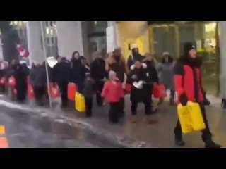 video после того как полиция канады жестко задержала мужчину который передавал топливо протестующим люди сплотились ещё sex