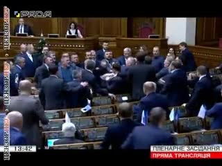 video в зале верховной рады произошла драка после принятия закона о переименовании упц мп в рпц sex