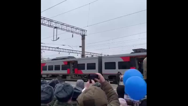 video краснодар когда приехал поезд с победобесием из сирии люди стали кричать и радоваться они все сошли с ума sex