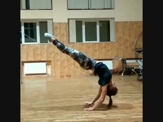 video strength of body девушка с невероятной гибкостью и силой рук показывает красивый элемент sex