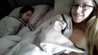 video девушка дрочит себе письку рядом со спящей сестрой sex