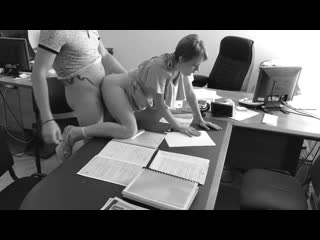 video выебал секретаршу прямо на офисном столе и записал на скрытую камеру sex