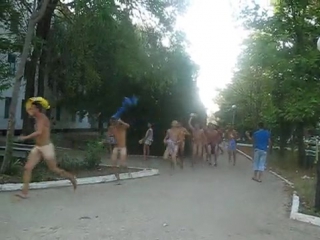 video голый забег мальчики и парни бегут голые из душа sex
