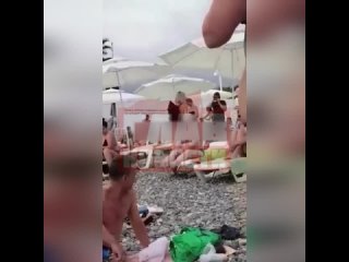 video в сочи началось нашестви нудистов на обычном общественном пляже нарисовалась абсолютно голая купальщица вскоре на sex