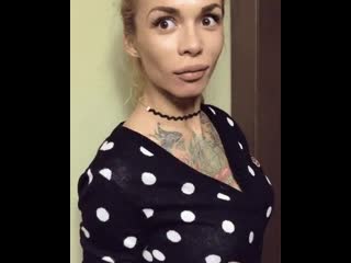 video когда голодная до степени такой что проглотить банан готова вместе с кожурой sex