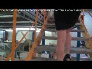 video симпатичная француженка заигрывает в кабинете с начальником склада sex