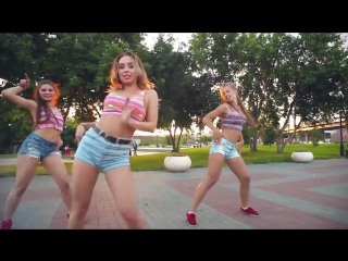 video телочки в обтягивающих джинсовых шортиках sex