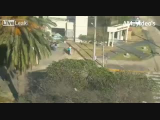 video по меньшей мере 3 убиты в перестрелке между грабителями и полицейскими в боливии ограбление пошло не так в sex