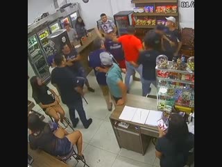 video мужчина застрелил бразильского экс военного из его же пистолета sex