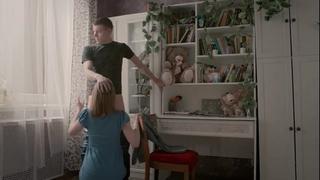 video девушка делает минет своему другу пока её муж поёт ей песни у дома sex