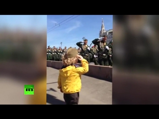 video особое мнение маленький генерал на репетиции парада победы в москве военные ответили на приветствие юного зрителя sex