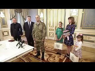 video особое мнение порошенко наградил освобожденного командира киборг олега кузьминых sex