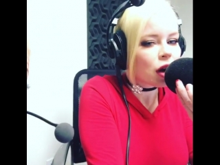 video jenna shea и nikki delano очень горячо и эмоционально ведут прямой эфир на радио секс звезда порно модель sex