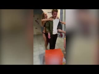 video пьяные девушки в сауне раздели доставщика шаурмы sex