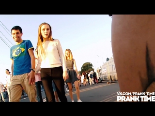 video чрезмерное внимание к попке hidden camera on ass prank sex