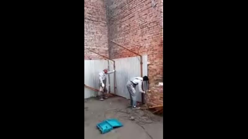 video гастарбайтеры ограждают строительную площадку прикрепляя забор к сносимому зданию в самаре на ул мичурина 15б sex