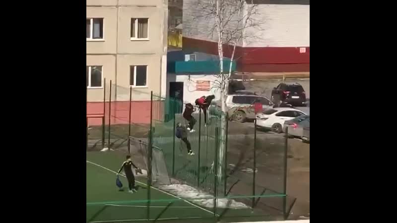video в сургуте молодые быстро перелезли через 3 метровый забор спортплощадки убегая от легавых во время режима sex