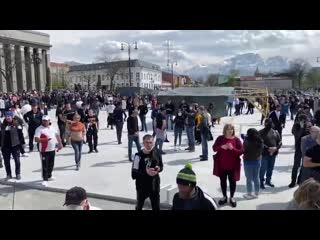 video более 2 тысяч жителей владикааза вышли на митинг против режима самоизоляции sex