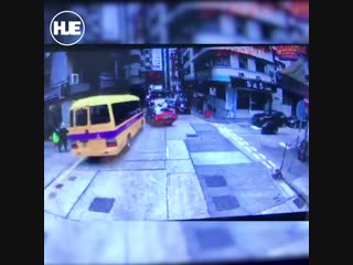 video в гонконге произошла авария со школьным автобусом sex