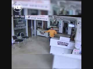 video на жителя таиланда в полицейском участке напала змея sex