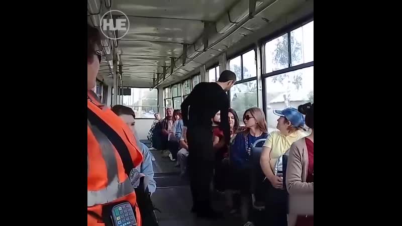 video в челябинске парень преградил дорогу трамваю чтобы подарить пассажирке цветы sex