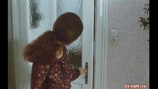 video старшая сестра разделась перед голым младшим братом постельные сцены и sex