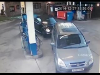 video жена попалась в ловушку не может заправить автомобиль sex